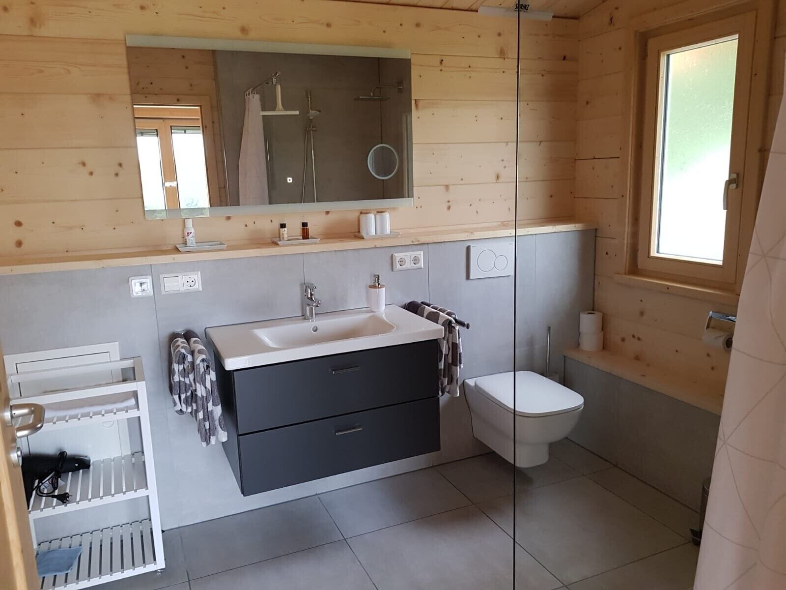 Dusche, kostenlose Toilettenartikel, Haartrockner, Handtücher