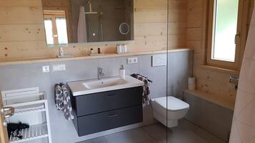 Dusche, kostenlose Toilettenartikel, Haartrockner, Handtücher