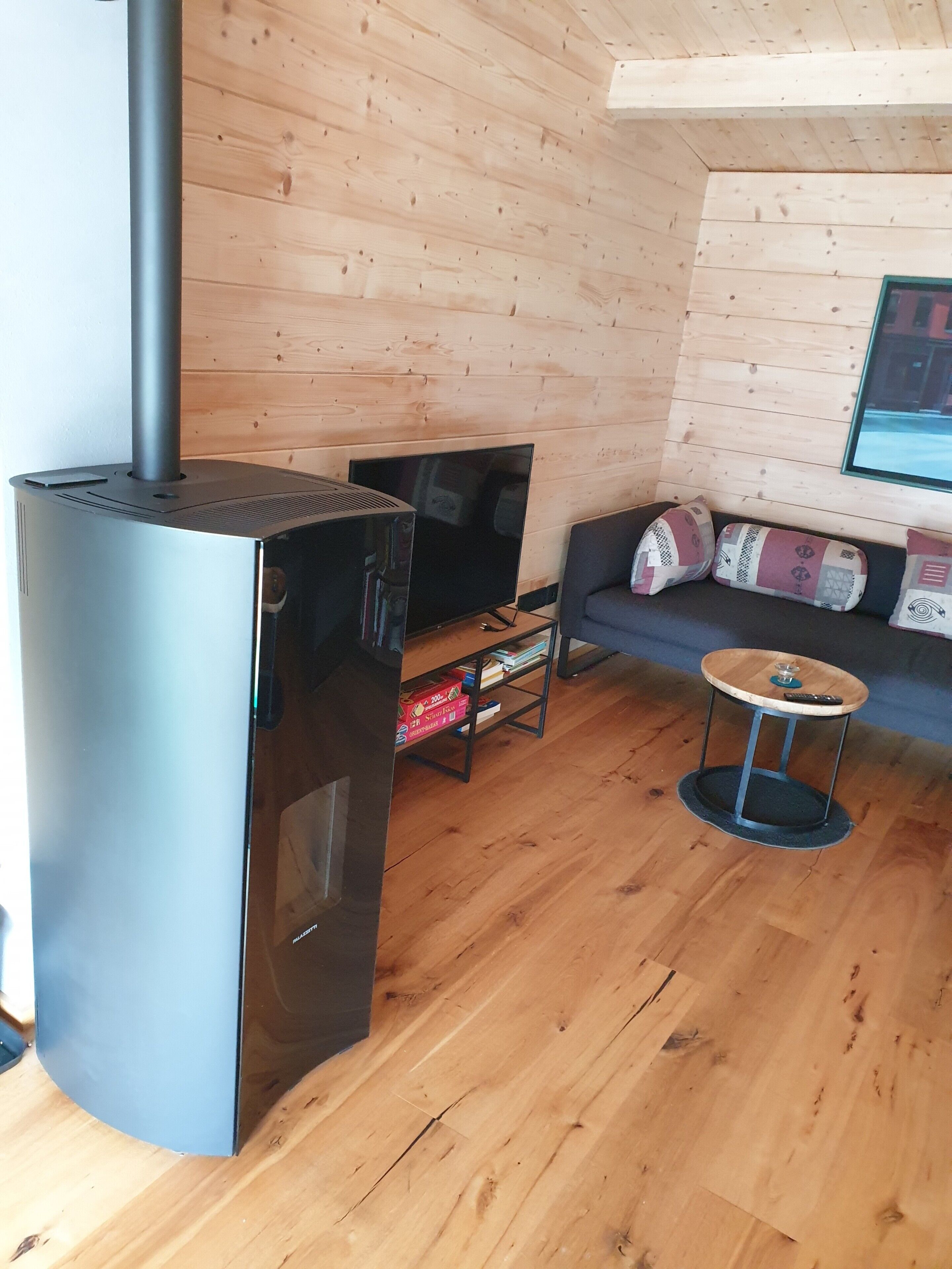 Televisión y chimenea 