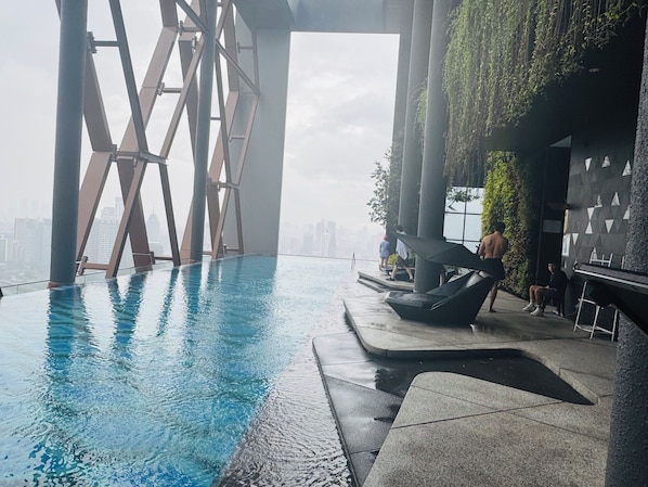 Outdoor pool - Scarletz Suites KLCC by Azure Heaven (Kuala Lumpur)