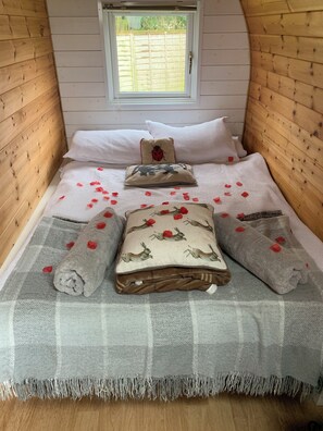 1 bedroom, bed sheets