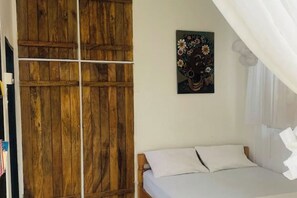 Iron/ironing board, bed sheets