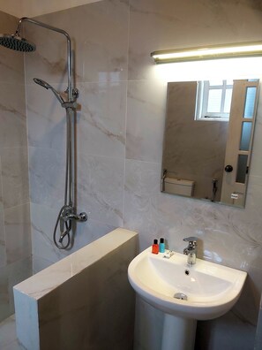 Classic-Dreibettzimmer | Badezimmer | Dusche, kostenlose Toilettenartikel, Haartrockner, Handtücher