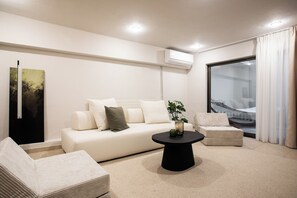 Smart TV, fireplace