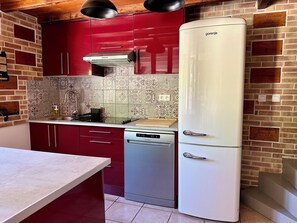 Frigorifero, microonde, forno, piano cottura
