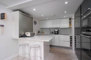 Comfort Apartment, City View | Private kitchen | Coffee/tea maker, electric kettle