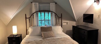 Welcoming 2-bdrm 2 bath w/AC in charming Rockland just steps to Rockland Harbor