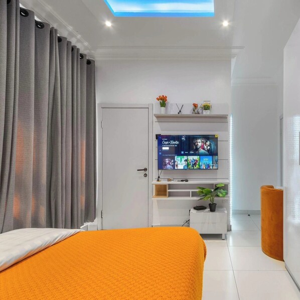 Habitación Deluxe, balcón, vista a la ciudad | Escritorio, espacio para trabajar con laptop y cortinas blackout 