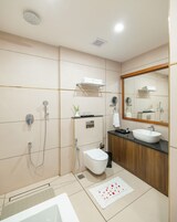 Un baño moderno con bañera, inodoro, lavamanos y ducha.