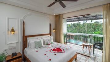 Kamar Double Elite, balkon, pemandangan kolam renang | Seprai premium, meja kerja, dan tirai kedap cahaya