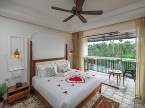 Dobbeltrom – elite, balkong, bassengutsikt | Sengetøy av topp kvalitet, skrivebord og blendingsgardiner