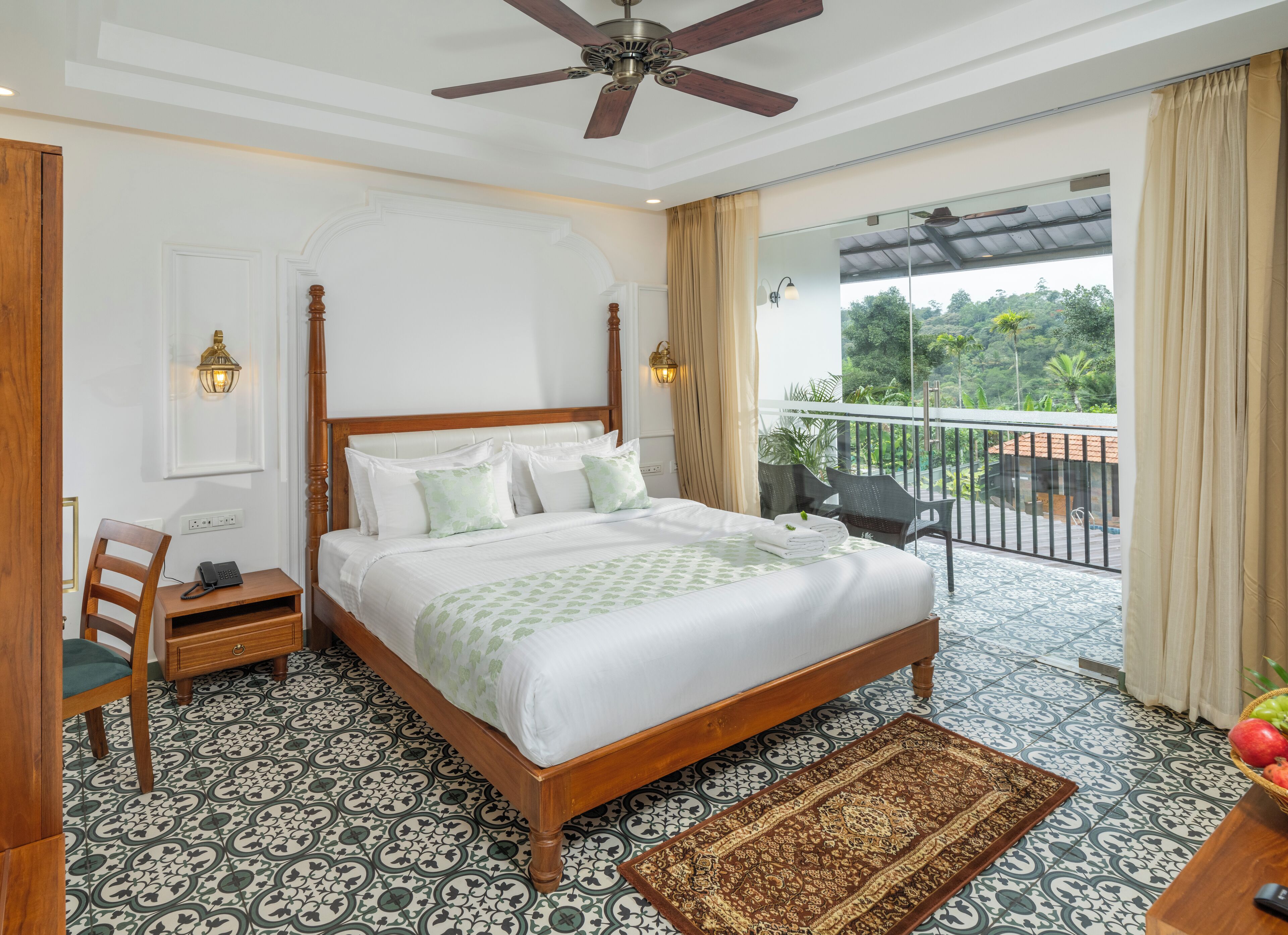 Literie de qualité supérieure, bureau, rideaux occultants