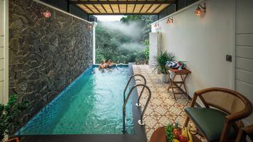 Villa de lujo, piscina privada, vistas al jardín | Ropa de cama de alta calidad, escritorio, cortinas opacas