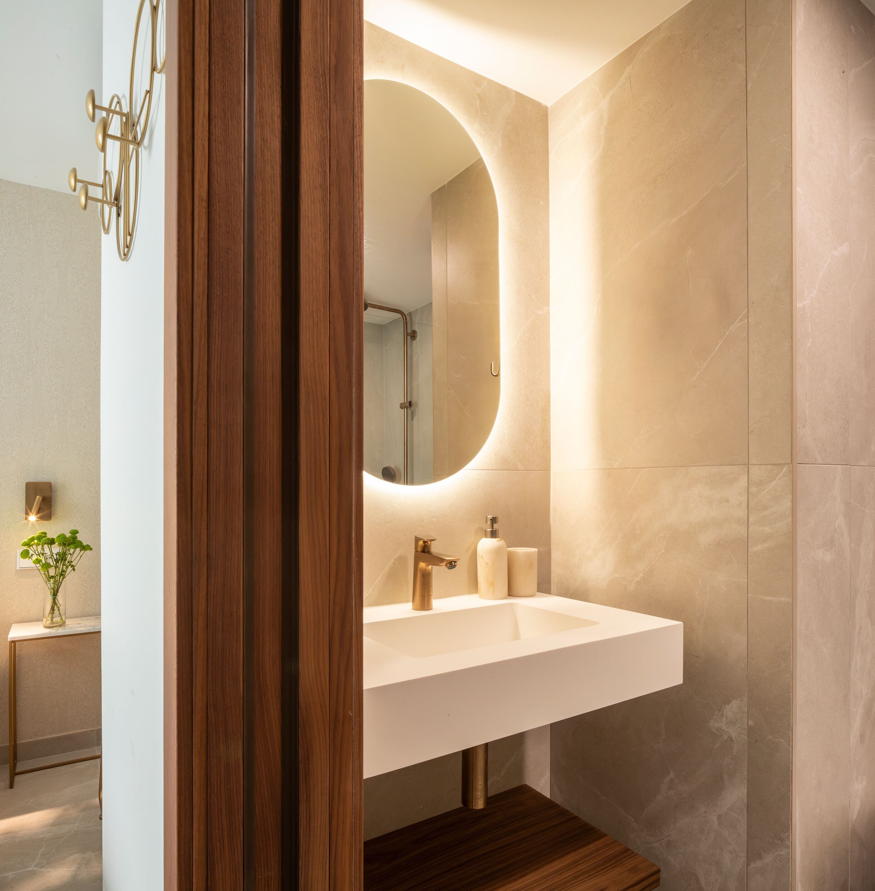 Un baño moderno con un espejo grande, un lavabo blanco y un mueble de tocador de madera.