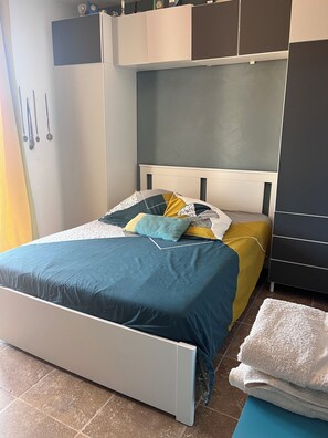 4 bedrooms, desk, iron/ironing board, free WiFi