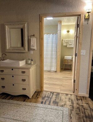 مجففات شعر، مناشف، ورق حمّام