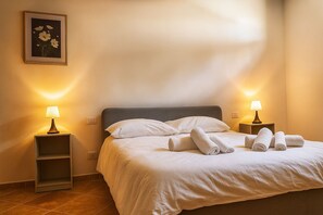 2 bedrooms, desk, iron/ironing board, travel crib - Villa with garden view on trulli (Selva di Fasano)