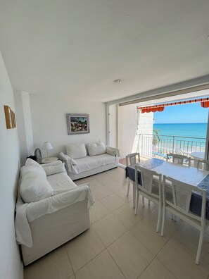 TV - Calafell beachfront apartment with swimming pool (Calafell)