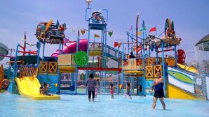 Un parque acuático con diversas atracciones y toboganes.