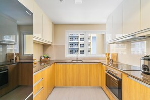 Microwave, oven, stovetop - Bayshore Luxe Music Vibes | 50% Off +Pool+ Gym (Parañaque)