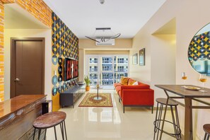 TV - Bayshore Luxe Music Vibes | 50% Off +Pool+ Gym (Parañaque)