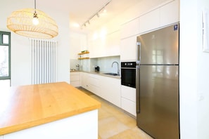 Réfrigérateur, four à micro-ondes, surface de cuisson