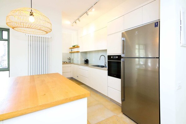 Fridge, microwave, stovetop, cookware/dishes/utensils