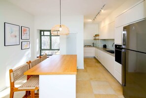 Fridge, microwave, stovetop, cookware/dishes/utensils
