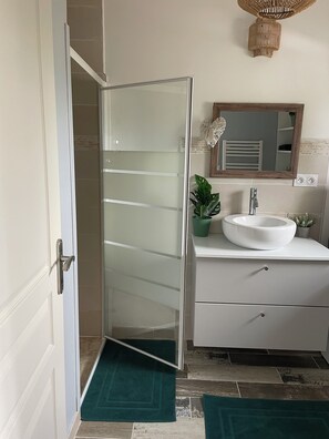 Regadera, secadora de cabello, toallas, papel de baño 