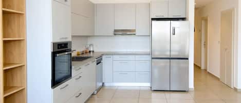 Réfrigérateur, four à micro-ondes, un four, surface de cuisson