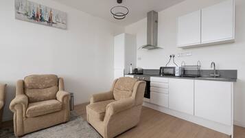 Kühlschrank, Mikrowelle, Ofen, Wasserkocher mit Kaffee-/Teezubehör