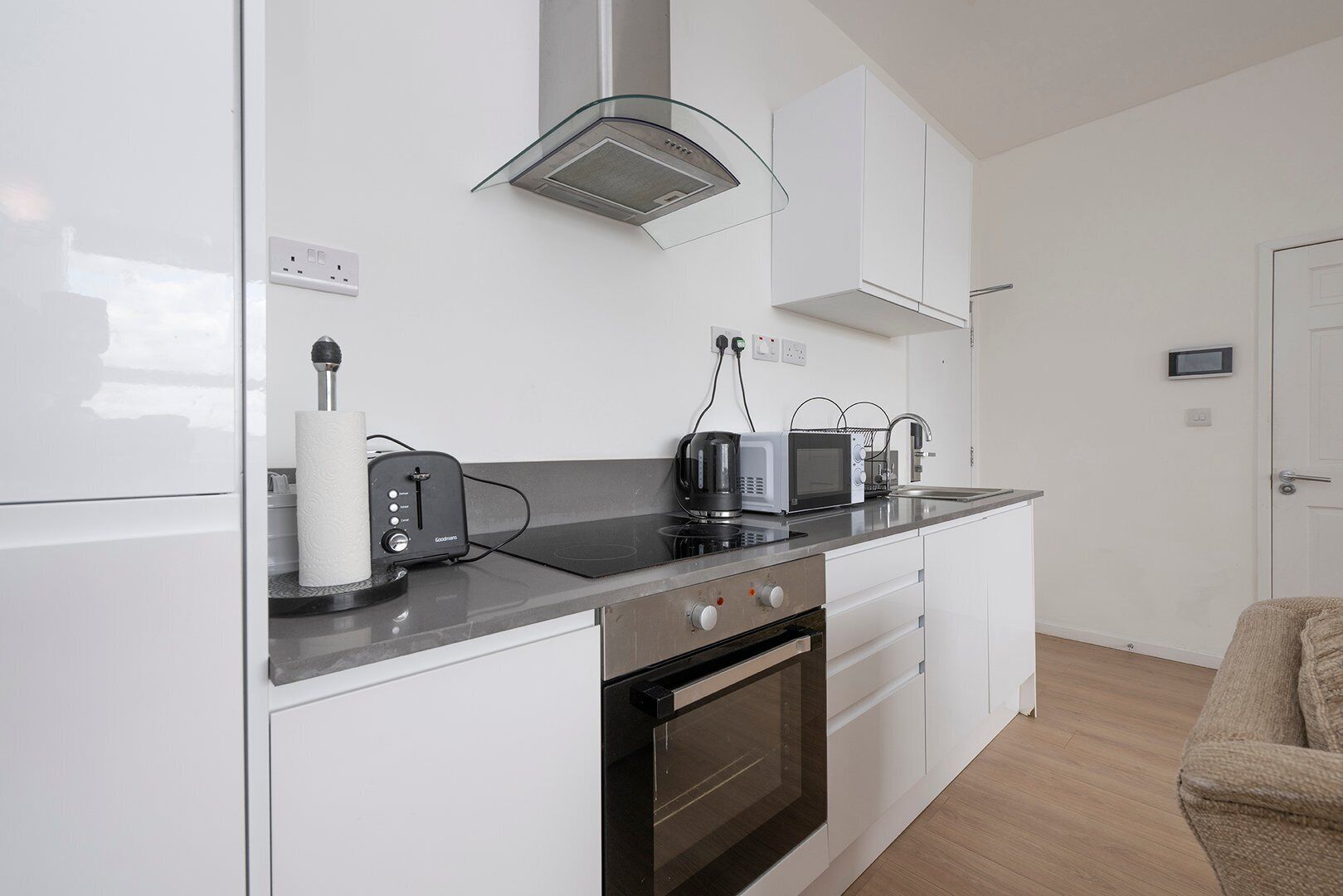 Kühlschrank, Mikrowelle, Ofen, Wasserkocher mit Kaffee-/Teezubehör