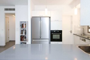 Frigorifero, microonde, forno, piano cottura