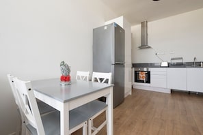 Kühlschrank, Mikrowelle, Ofen, Wasserkocher mit Kaffee-/Teezubehör