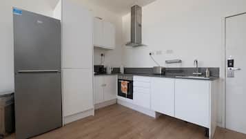 Kühlschrank, Mikrowelle, Ofen, Wasserkocher mit Kaffee-/Teezubehör