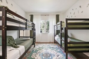 5 bedrooms, desk, iron/ironing board, travel crib