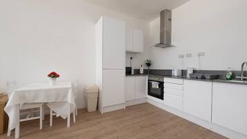 Kühlschrank, Mikrowelle, Ofen, Wasserkocher mit Kaffee-/Teezubehör