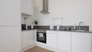 Kühlschrank, Mikrowelle, Ofen, Wasserkocher mit Kaffee-/Teezubehör