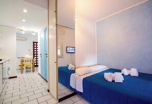 1 chambre, fer et planche à repasser, draps fournis