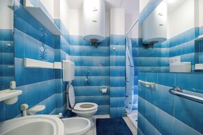 Bruser, hårtørrer, bidet, håndklæder