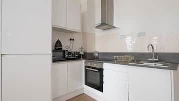 Kühlschrank, Mikrowelle, Ofen, Wasserkocher mit Kaffee-/Teezubehör