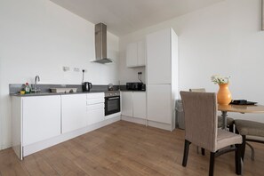 Kühlschrank, Mikrowelle, Ofen, Wasserkocher mit Kaffee-/Teezubehör