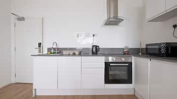 Jääkaappi, mikroaaltouuni, uuni, kahvin-/teenkeitin