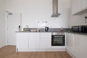 Kühlschrank, Mikrowelle, Ofen, Wasserkocher mit Kaffee-/Teezubehör