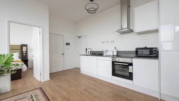 Kühlschrank, Mikrowelle, Ofen, Wasserkocher mit Kaffee-/Teezubehör