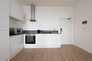 Kühlschrank, Mikrowelle, Ofen, Wasserkocher mit Kaffee-/Teezubehör
