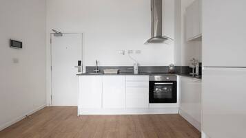 Kühlschrank, Mikrowelle, Ofen, Wasserkocher mit Kaffee-/Teezubehör