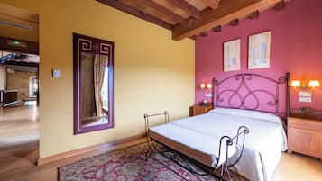 Habitación con 1 cama doble o 2 individuales, vistas a la montaña | Wifi gratis