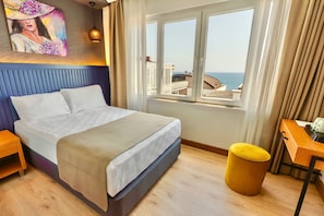 Single Room | In-room safe, desk, laptop workspace, blackout drapes