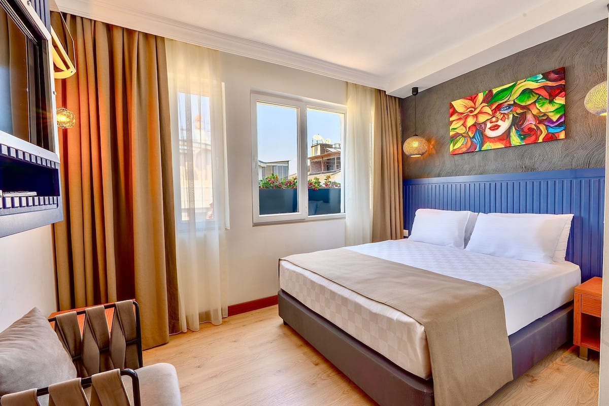 Standard Double Room | In-room safe, desk, laptop workspace, blackout drapes
